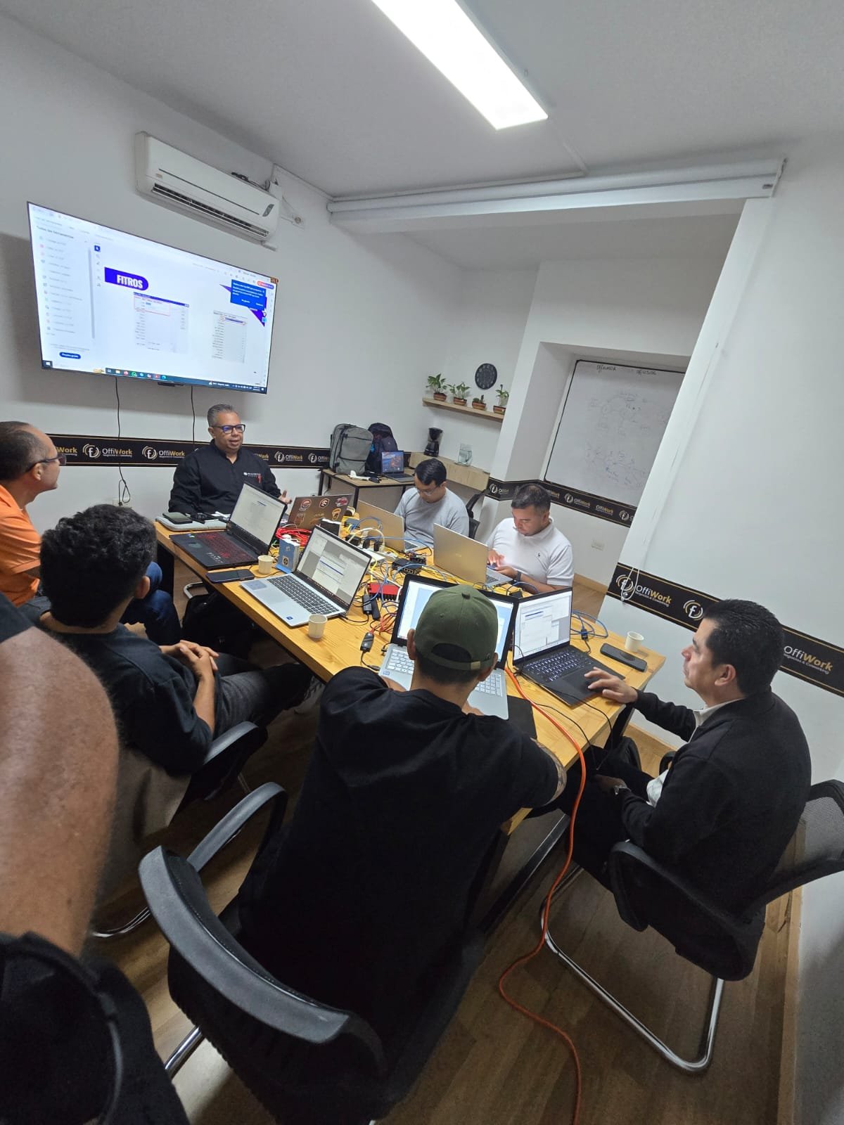 Andrés Fernando Hidalgo durante una capacitación práctica de redes MikroTik